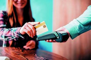 Αυξάνονται οι συναλλαγές με πλαστικό χρήμα