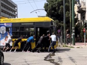 Αθήνα: Τρόλεϊ «έμεινε» στη Συγγρού ενώ διεξαγόταν ο ποδηλατικός γύρος