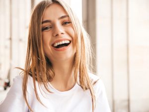 Η απλή συνήθεια που πρέπει να αλλάξεις για να αποφύγεις τα… κίτρινα δόντια