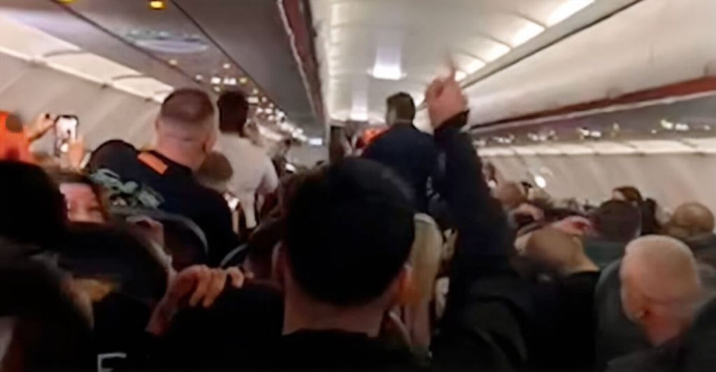 Χαμός σε πτήση: Βίντεο με ζευγάρι που προκάλεσε αναγκαστική προσγείωση αεροπλάνου – Ζητωκραύγαζαν οι επιβάτες