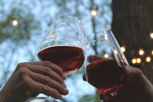 Βρέθηκε εξήγηση για τον πονοκέφαλο που προκαλεί το κόκκινο κρασί
