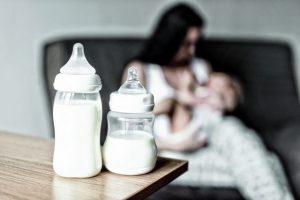 Η μαύρη αγορά του μητρικού γάλακτος – Μια παράνομη και επικίνδυνη τακτική
