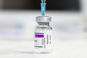 COVID-19: Ο πραγματικός (;) λόγος που αποσύρθηκε το εμβόλιο της AstraZeneca