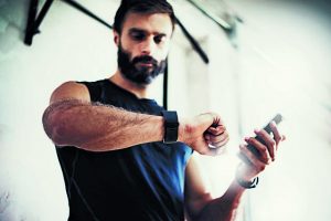 Μπορούν τα fitness trackers να μας κάνουν πιο… φιτ;