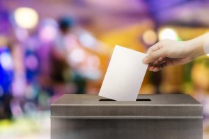 Στην τελική ευθεία για τις Ευρωεκλογές τα κόμματα ρίχνονται στη «μάχη» για τους αναποφάσιστους
