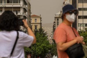 Να μην βγουν ή να φορούν μάσκα το διήμερο οι ευπαθείς ομάδες λόγω αφρικανικής σκόνης συστήνει η Παγώνη