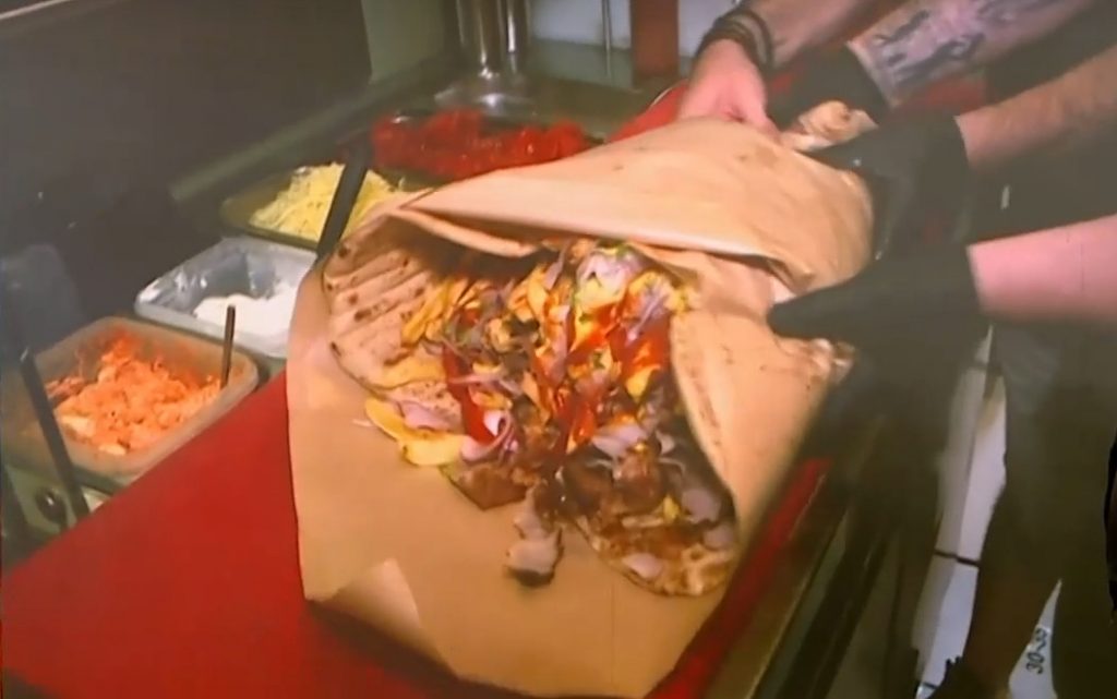 Το μεγαλύτερο σουβλάκι της Ελλάδας – Αν το φας κερδίζεις δώρο ένα κινητό!