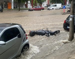 Ξαφνικό μπουρίνι με χαλάζι χτύπησε τη Θεσσαλονίκη – Ποτάμια οι δρόμοι
