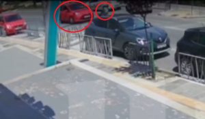 Θεσσαλονίκη: Αυτοκίνητο παρασύρει μητέρα και το 14 μηνών βρέφος – Βίντεο ντοκουμέντο
