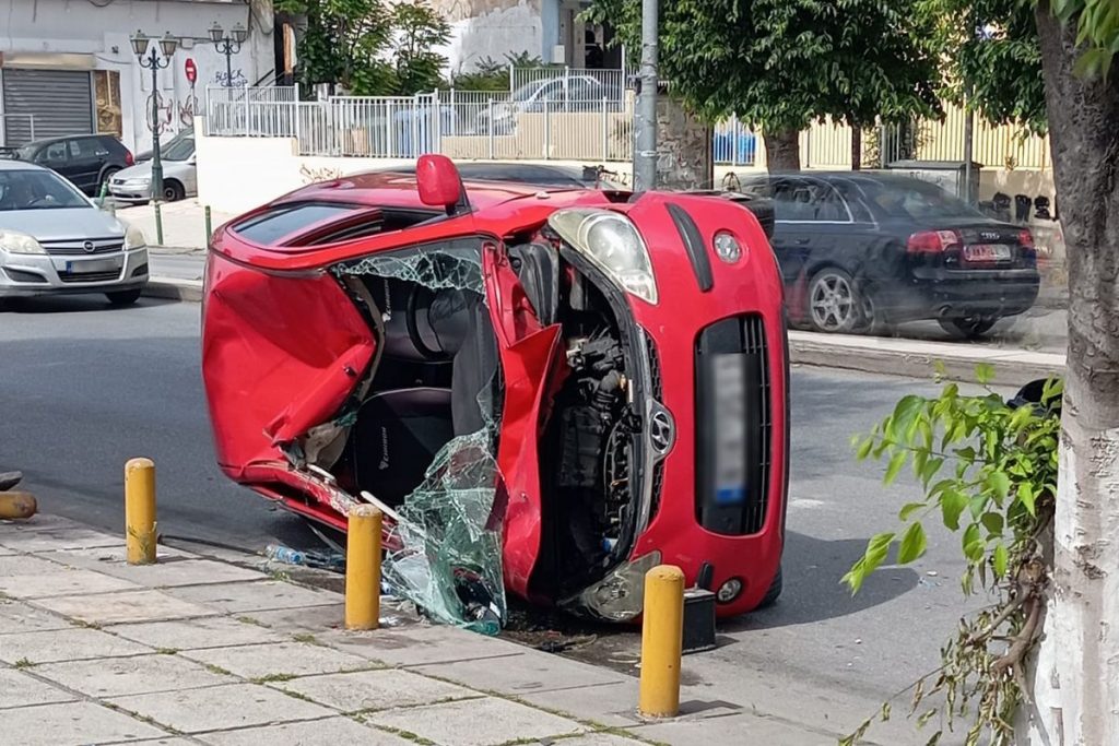 Απίστευτο τροχαίο στη Θεσσαλονίκη: ΙΧ συγκρούστηκε με ταξί και «τούμπαρε» -Τραυματίστηκε ο οδηγός