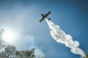 Φωτιά καίει αγροτοδασική έκταση στην Αλίαρτο Βοιωτίας