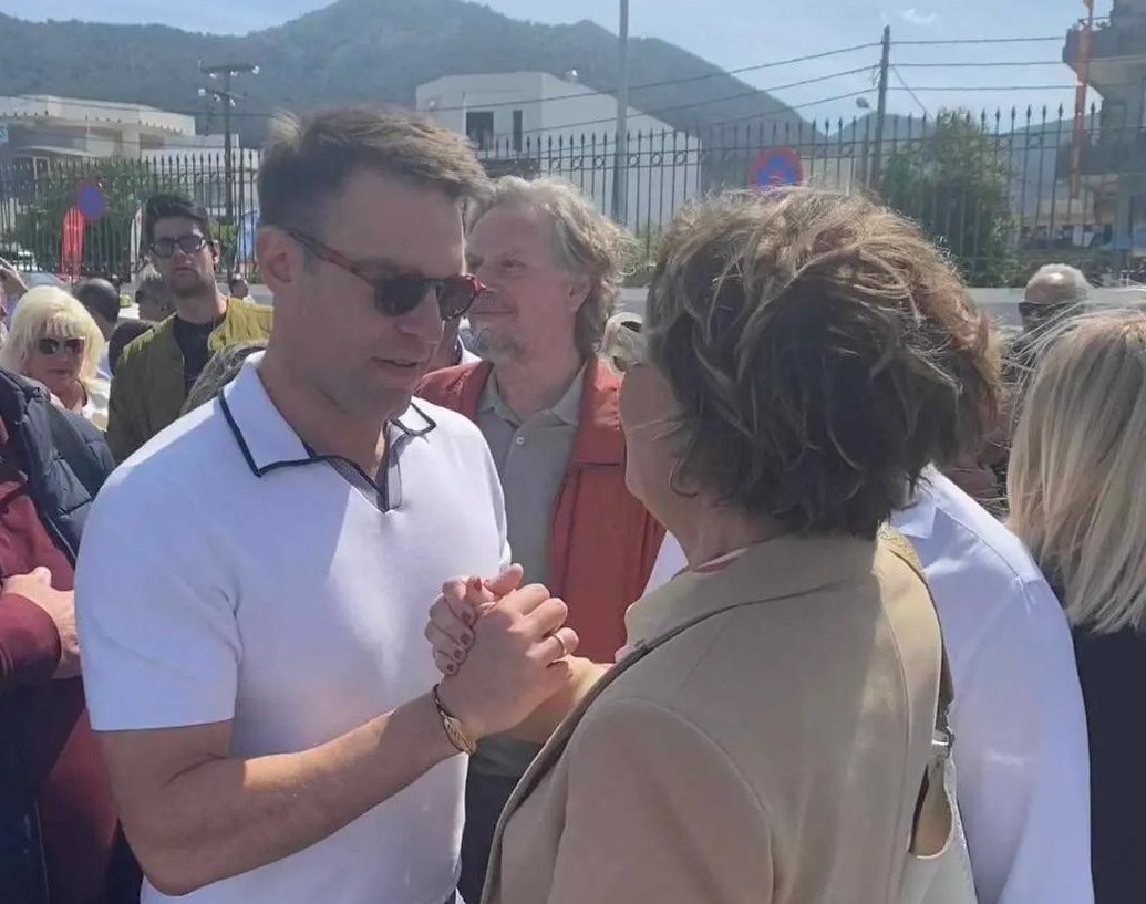 Η Γεροβασίλη υποδέχεται τον Κασσελάκη στα μέρη της – Η εγκάρδια χειραψία