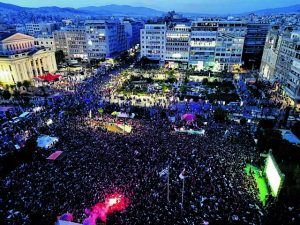 Ερυθρόλευκη λαοθάλασσα