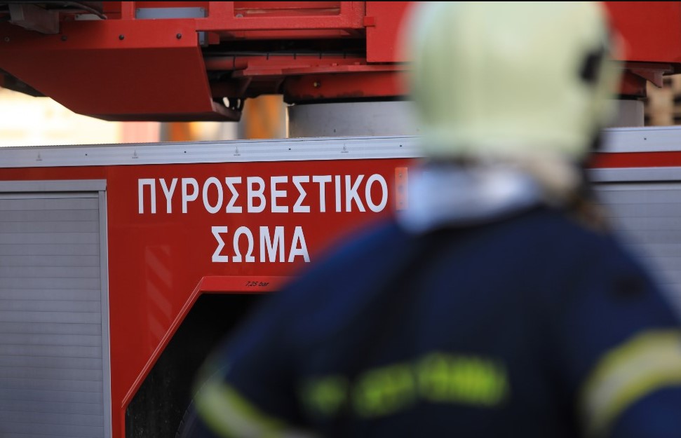 Φωτιά σε κτίριο στο Μοσχάτο – Επιχειρούν 18 πυροσβέστες με 7 οχήματα