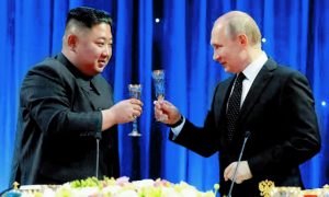 Ενα παράξενο ζευγάρι με διπλή αποστολή