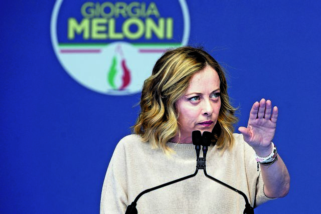 Η ακροδεξιά ηγέτιδα που θέλει να ταρακουνήσει την ΕΕ