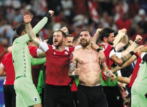 Τους λούζουν με χρυσάφι