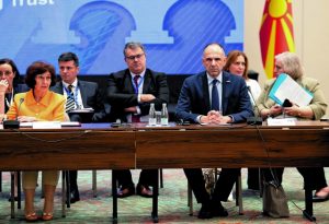 Πρώτη χειραψία στα Σκόπια χωρίς προκλήσεις