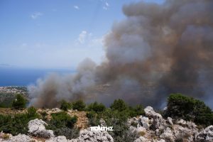 Χίος: Συνεχίζεται η μάχη με τις διάσπαρτες εστίες στην περιοχή των Ρεστών – Δεν απειλείται κατοικημένη περιοχή