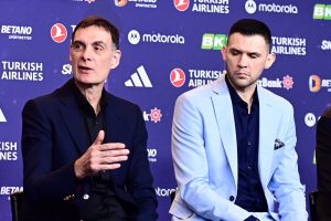 Μπαρτζώκας-Παπανικολάου: Οι ενθουσιώδεις πανηγυρισμοί τους στο νικητήριο γκολ του Ελ Κααμπί (vid)