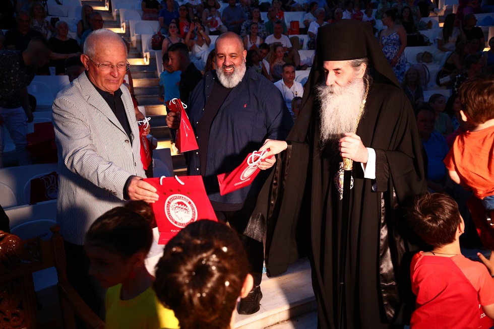 Ο Ολυμπιακός παραμένει δίπλα στη Μητρόπολη Πειραιά (pics)
