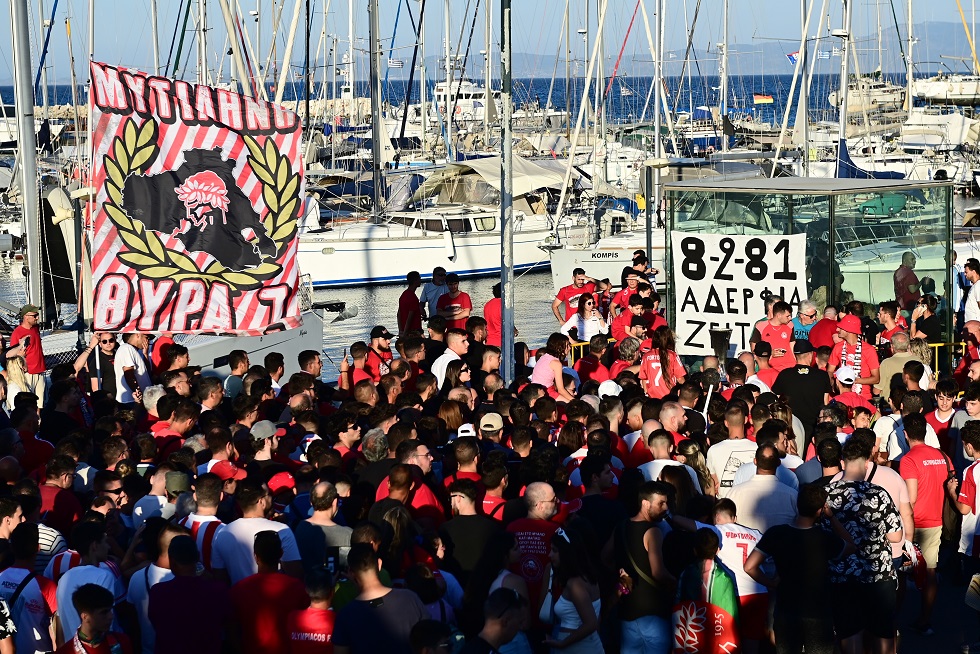 Αποθέωση από πλήθος κόσμου και στη Μυτιλήνη για τα ευρωπαϊκά τρόπαια του Ολυμπιακού [Εικόνες]