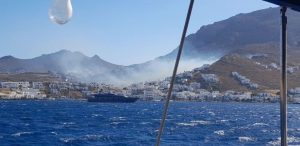 Φωτιά στην Σέριφο: Νέο μήνυμα από το 112, κινδυνεύουν σπίτια