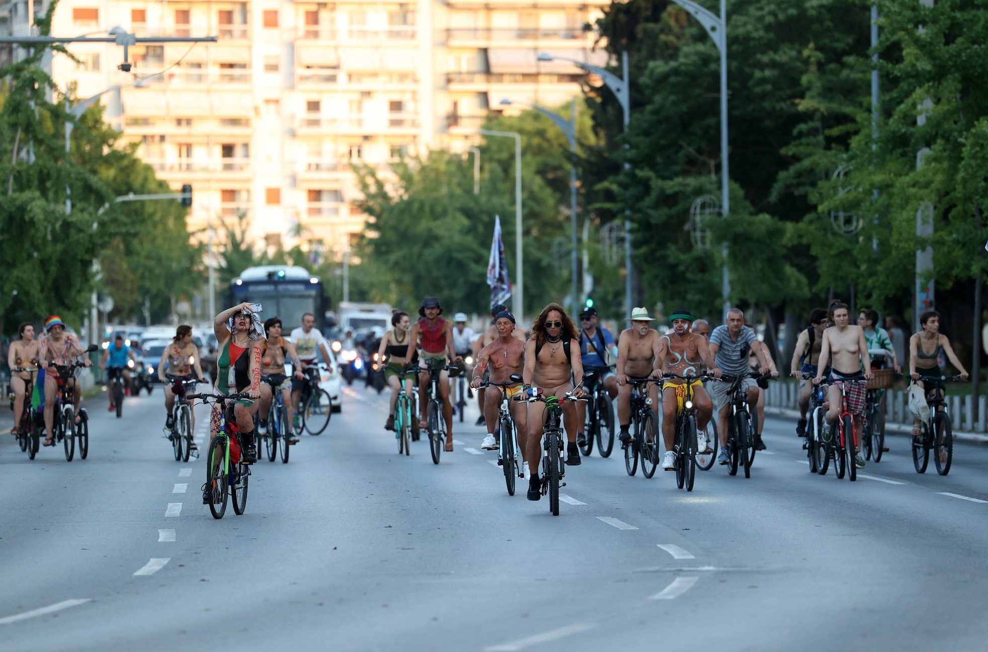 Γυμνή ποδηλατοδρομία στο κέντρο της Θεσσαλονίκης - Δείτε το βίντεο - ΤΑ ΝΕΑ
