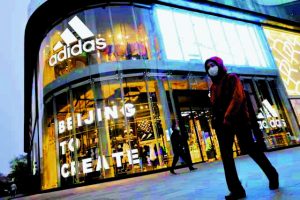 Καταγγελίες για μίζες στην Adidas Κίνας