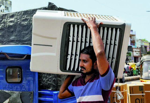 Ξεπουλάνε μπίρες, παγωτά κλιματιστικά και ανtιηλιακά
