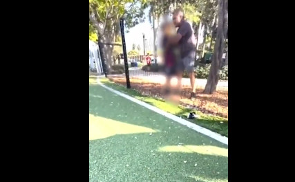 Φλόριντα: Σοκαριστικό βίντεο δείχνει πατέρα να πνίγει 10χρονο αγόρι γιατί τσακώθηκε με τον γιο του