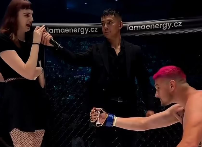 Παλαιστής έκανε πρόταση γάμου στη σύντροφό του μέσα στο ρινγκ και εκείνη αρνήθηκε