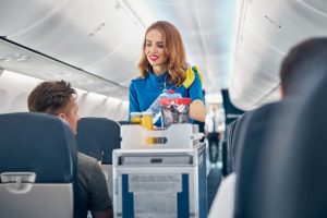 Αεροσυνοδός αποκαλύπτει: Τα 3 πράγματα που δεν πρέπει να κάνετε για να παραμείνετε ασφαλείς σε ένα αεροπλάνο