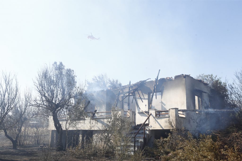 Κορωπί: Ζημιές σε κτίρια από την φωτιά – Δείτε βίντεο και φωτογραφίες