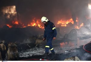 Κάτω Κηφισιά: Πυκνό σύννεφο καπνού στον αττικό ουρανό από τη φωτιά στο εργοστάσιο – Ασύλληπτες εικόνες