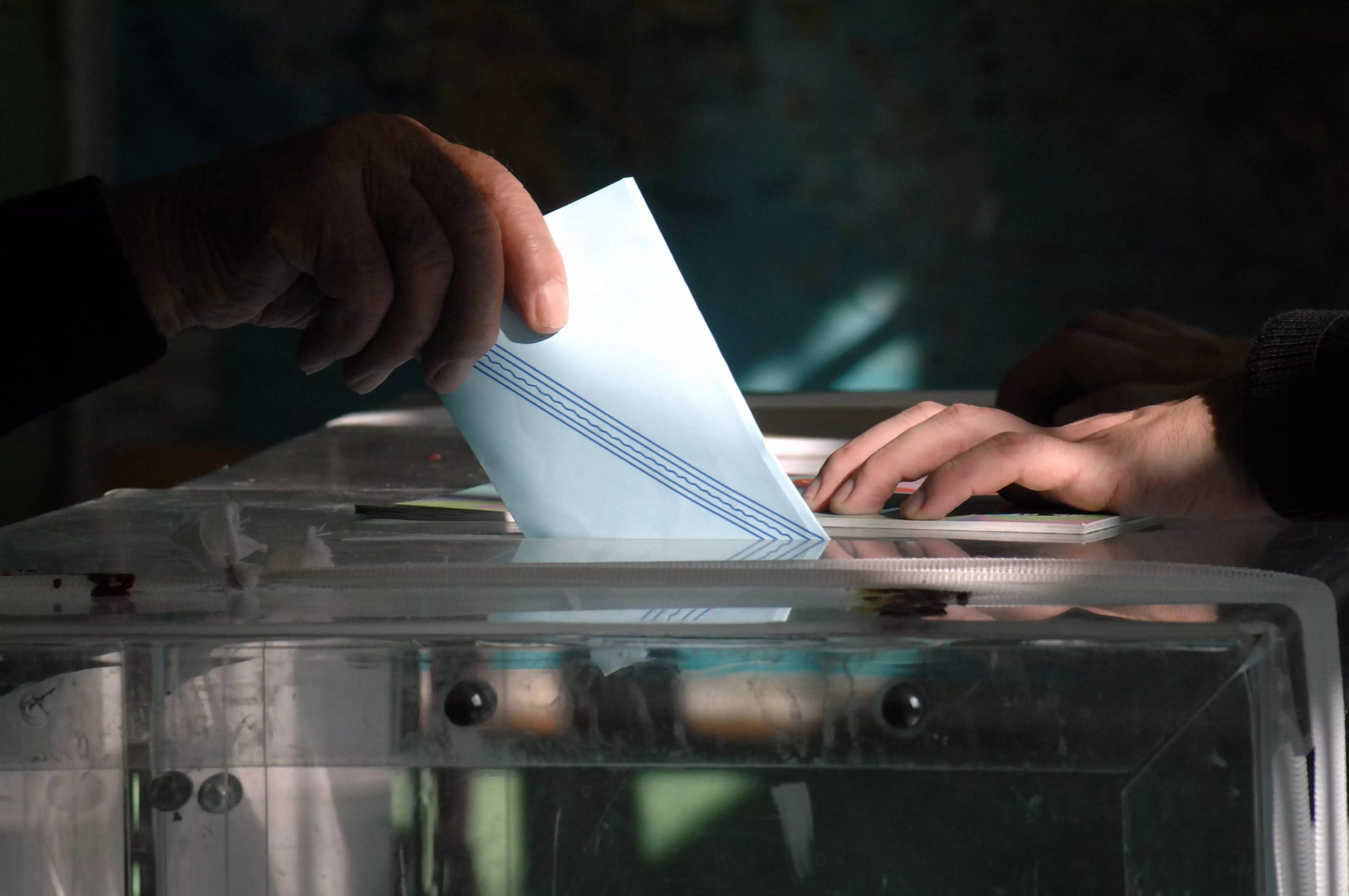 Δημοσκόπηση Real Polls: Μπροστά η ΝΔ με 31,5%, το ΠΑΣΟΚ στο 13% - Πτώση για την Πλεύση Ελευθερίας