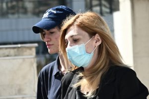 Ρούλα Πισπιρίγκου: Έσπασε το χέρι της όταν κλούβα της αστυνομίας ενεπλάκη σε τροχαίο