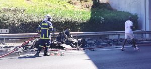 Πυρκαγιά σε υπερπολυτελές αυτοκίνητο στην Αττική Οδό – Καθυστερήσεις στην κυκλοφορία