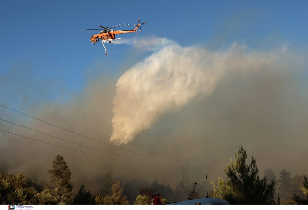 Φωτιά στη Σταμάτα: Εκκενώνονται οικισμοί, μηνύματα του «112»
