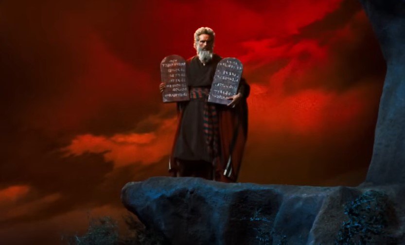 «Θα σέβεστε τον Μωυσή!» – Αμφιλεγόμενος εκπαιδευτικός νόμος στις ΗΠΑ βγάζει ακτιβιστές από τα ρούχα τους