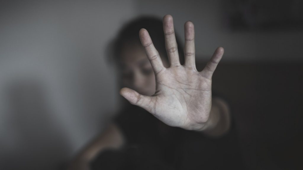 Σοβαρά τραύματα φέρει η σύζυγος του γνωστού ποινικολόγου – Βρέθηκαν όπλα στο σπίτι του