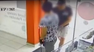 Δείτε το βίντεο: Ληστεία μέρα μεσημέρι σε κατάστημα στο κέντρο της Αθήνας