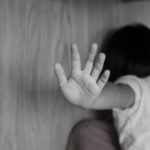 Ηράκλειο: «Της έκλεινε το στόμα να μην κλαίει, είχε σημάδια» – Σοκαριστική μαρτυρία για την κακοποίηση της 3χρονης