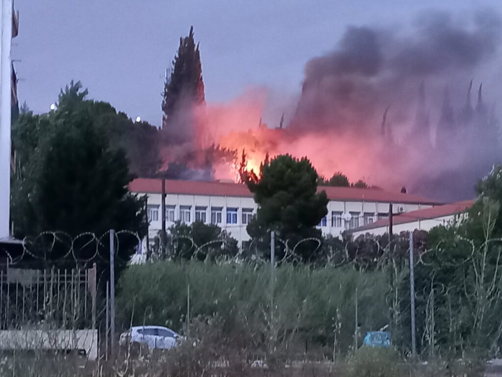 Μεγάλη φωτιά κοντά σε σπίτια στη Λιβαδειά