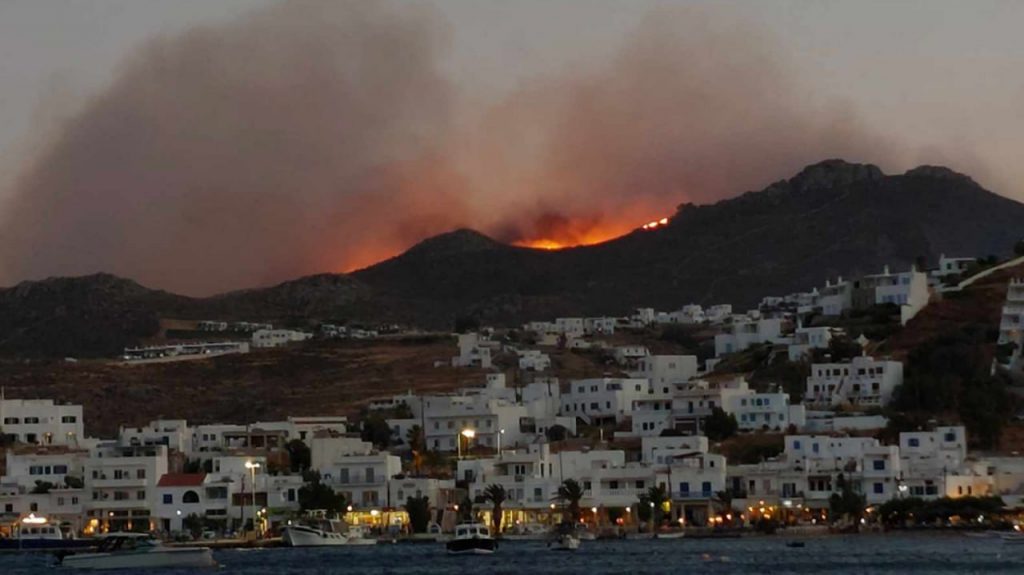 Φωτιά στην Σέριφο: Μεταβαίνουν ενισχύσεις και από την Αθήνα – Ισχυροί άνεμοι