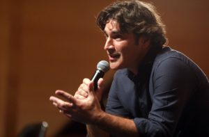 Η σπάνια οικογενειακή φωτογραφία του Χριστόφορου Παπακαλιάτη και η ομοιότητα με τον πατέρα και τον αδερφό του