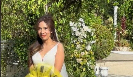 Φλορίντα: Νύφη κρατάει το αγαπημένο της κατοικίδιο αντί για ανθοδέσμη στο γάμο της και γίνεται viral