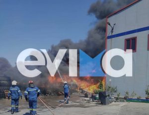 Φωτιά τώρα στη Ριτσώνα: Απειλούνται βιομηχανικές εγκαταστάσεις – Ισχυρές επίγειες και εναέριες δυνάμεις