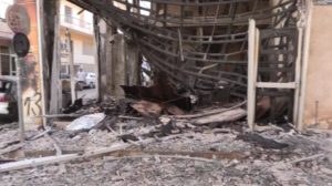 Κάτω Πατήσια: Παρανάλωμα του πυρός το κατάστημα επίπλων – Ζημιές σε αμάξια, έρχεται στατικός έλεγχος