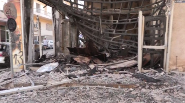 Κάτω Πατήσια: Παρανάλωμα του πυρός το κατάστημα επίπλων – Ζημιές σε αμάξια, έρχεται στατικός έλεγχος